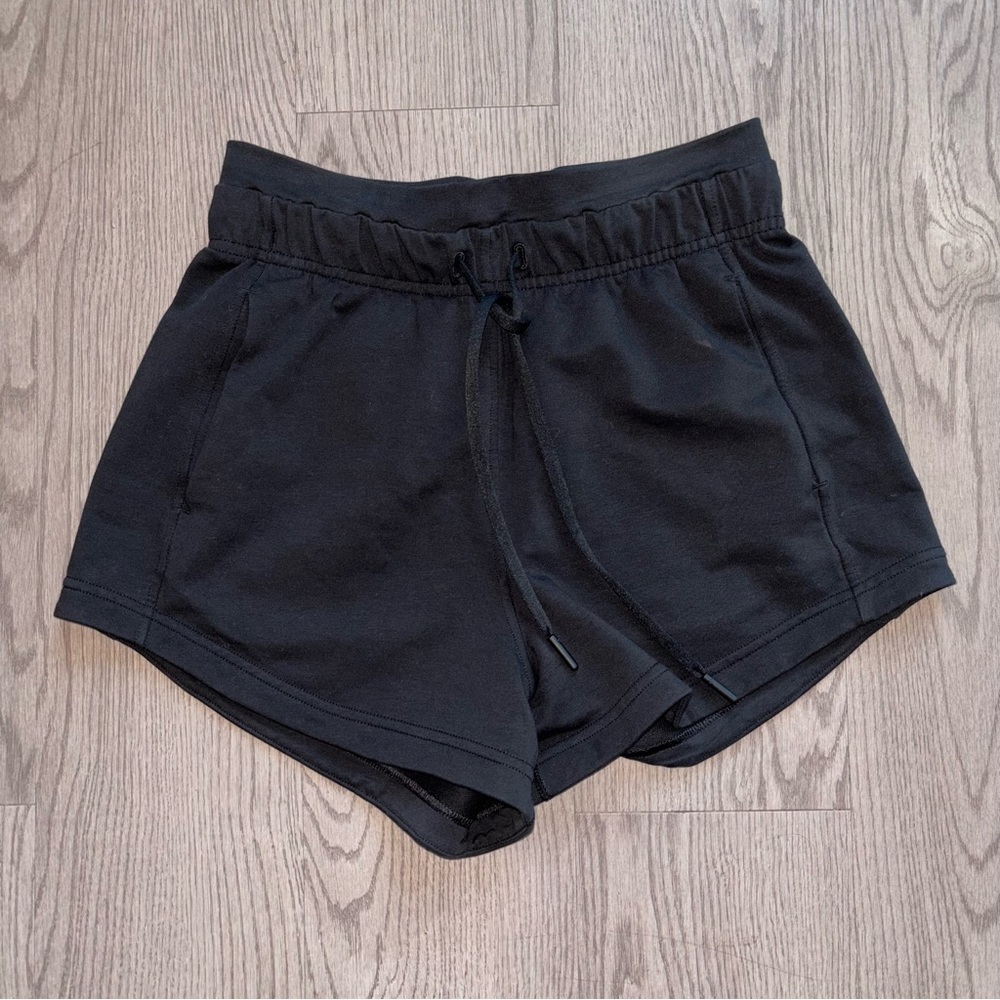 LULULEMON INNER GLOW HIGH RISE SHORT 3”
Color: Black
Size: 4
